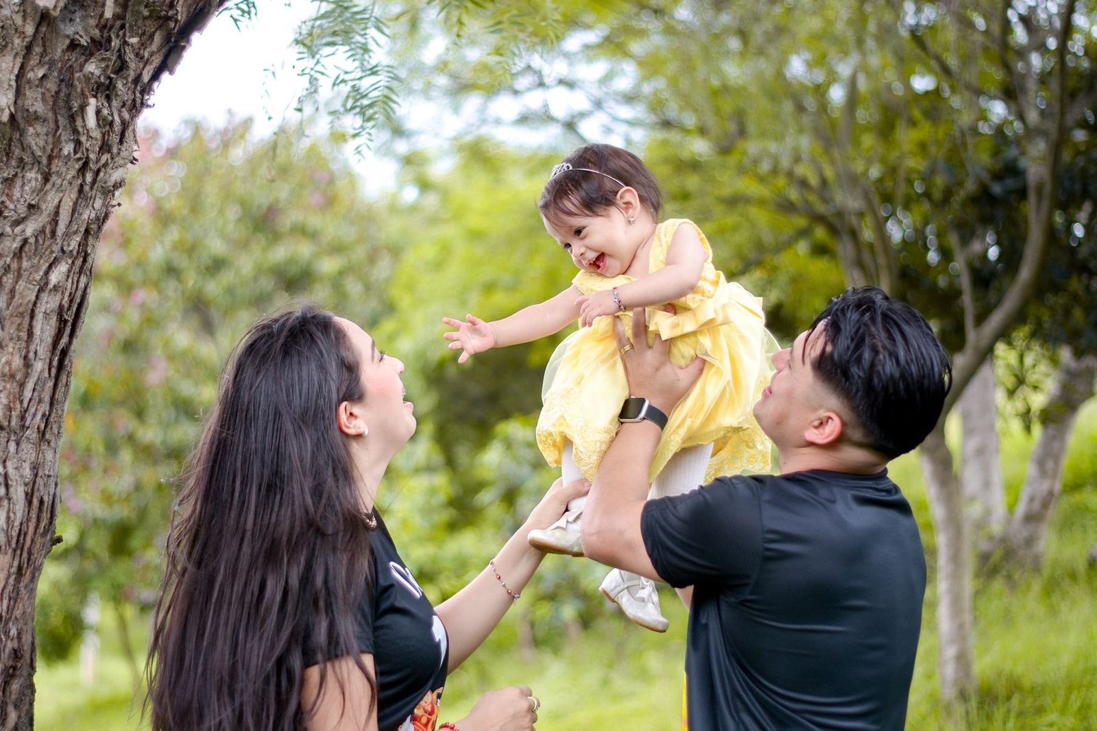 Eltern mit Baby im Park