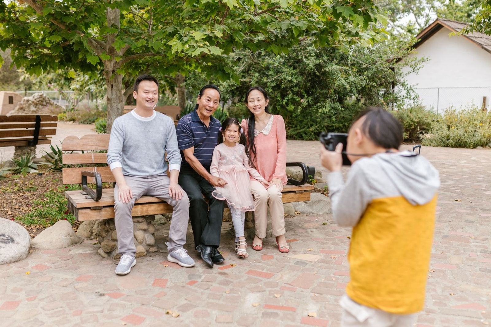 Familie beim Fotoshooting im Park
