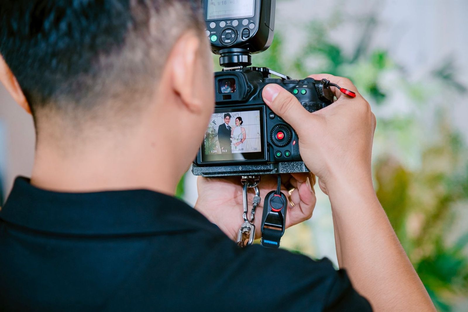 Fotografin fotografiert das Brautpaar während der Trauung