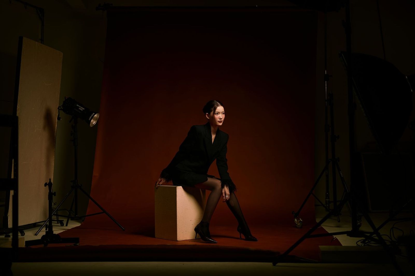 Porträt einer Frau in Schwarz im Studio-Licht