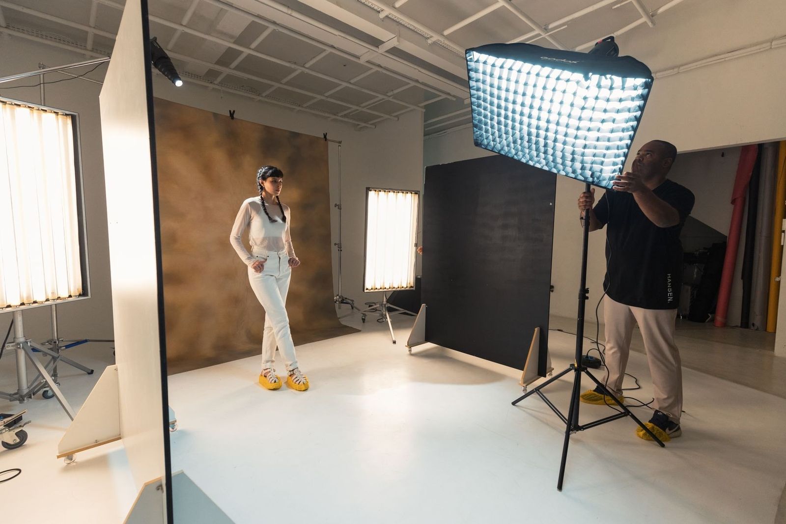 Fotograf richtet das Licht für ein Modell im Studio ein