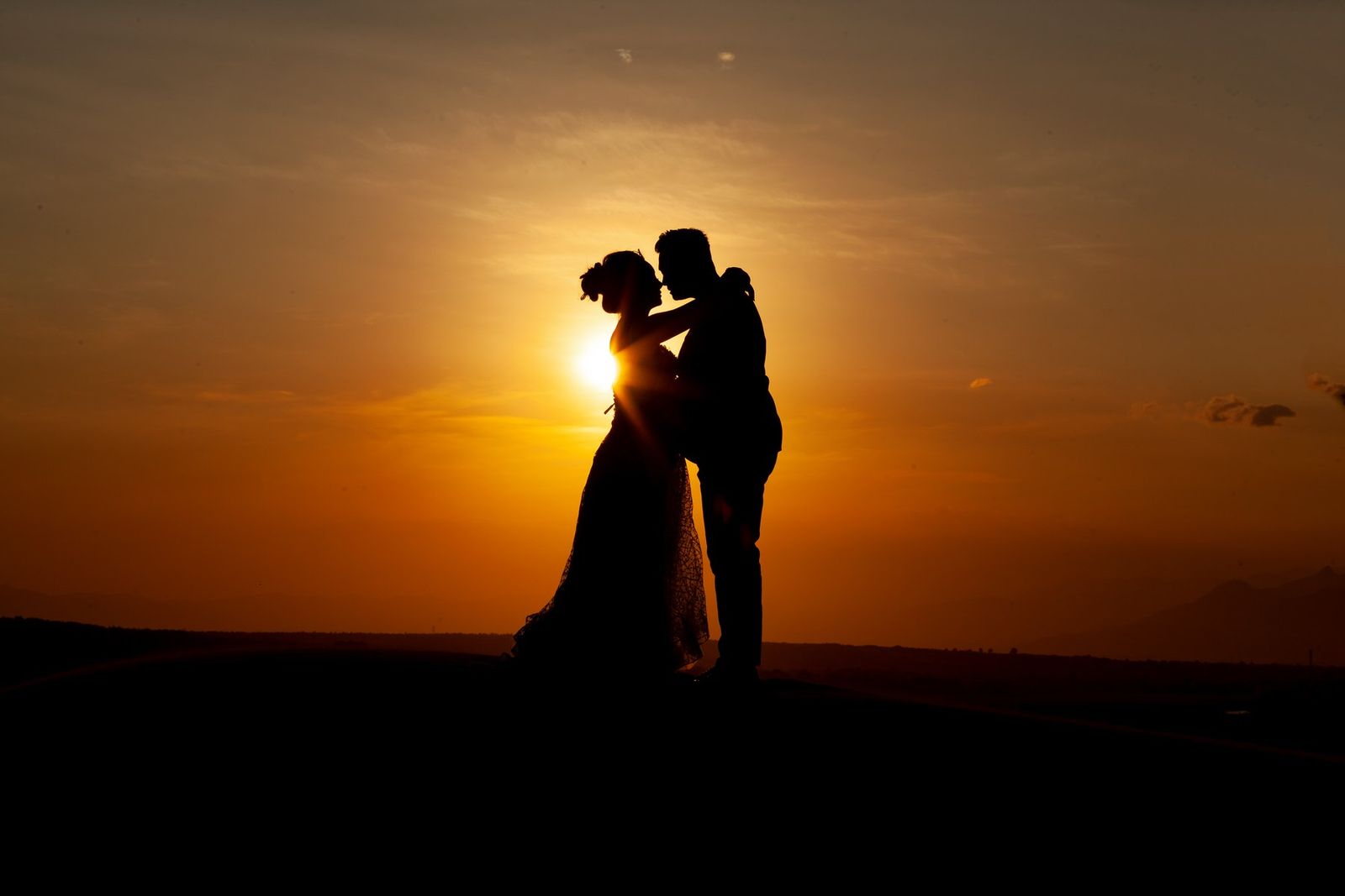 Silhouette eines Paares am Strand bei Sonnenuntergang